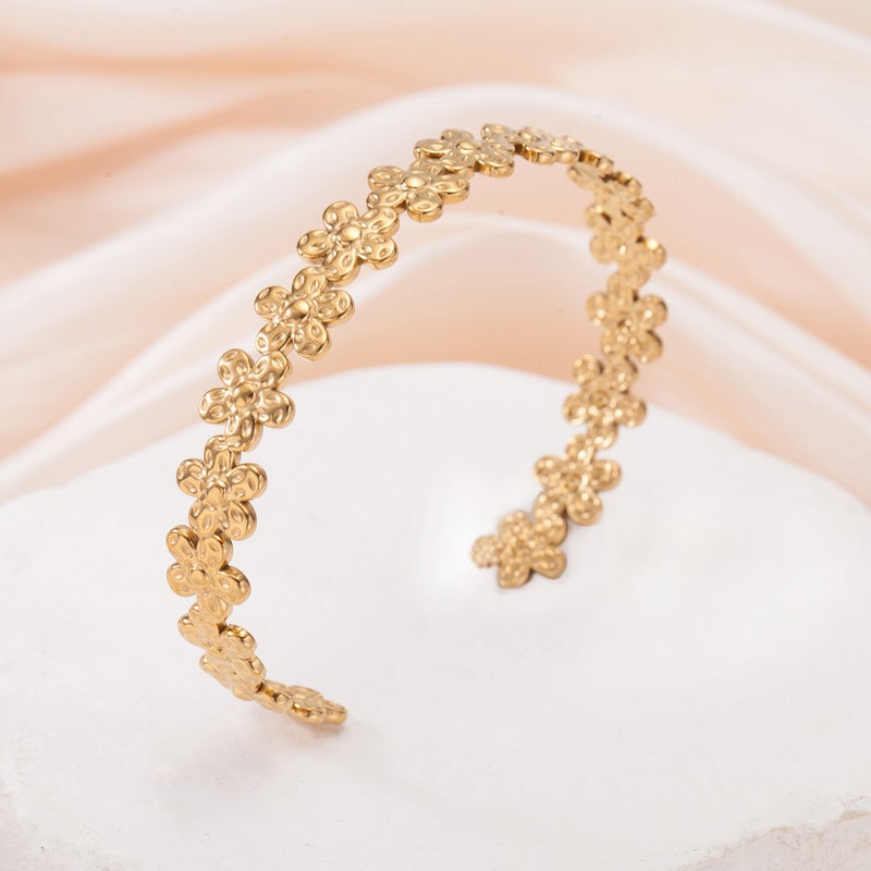 Retro Oil-Pressed Stainless Steel Hollow Heart Flower Bracelet Electroplated High-End Light Luxury Women'S Bracelet - Image 1